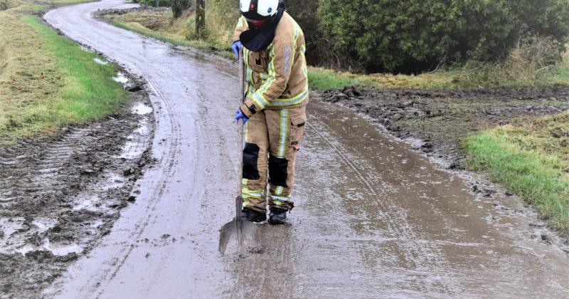 opruimen modder op de weg